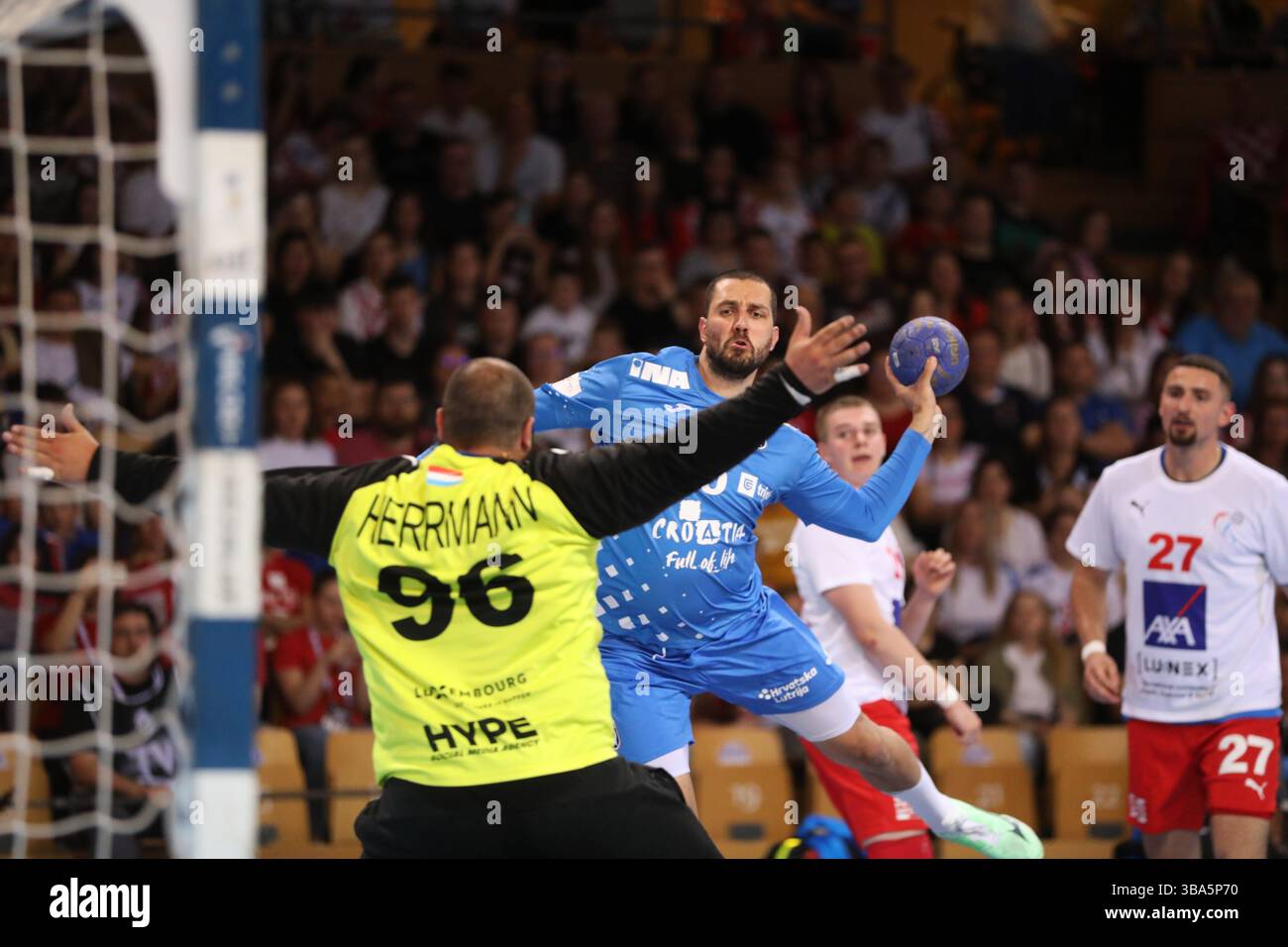 (250512) -- RIJEKA, 12 maggio 2025 (Xinhua) -- Mario Sostaric (Top) della Croazia spara durante il match maschile di qualificazione EHF EURO 2026 fase 2 tra Croazia e Lussemburgo a Rijeka, Croazia, l'11 maggio 2025. (Goran Kovacic/PIXSELL tramite Xinhua) Foto Stock