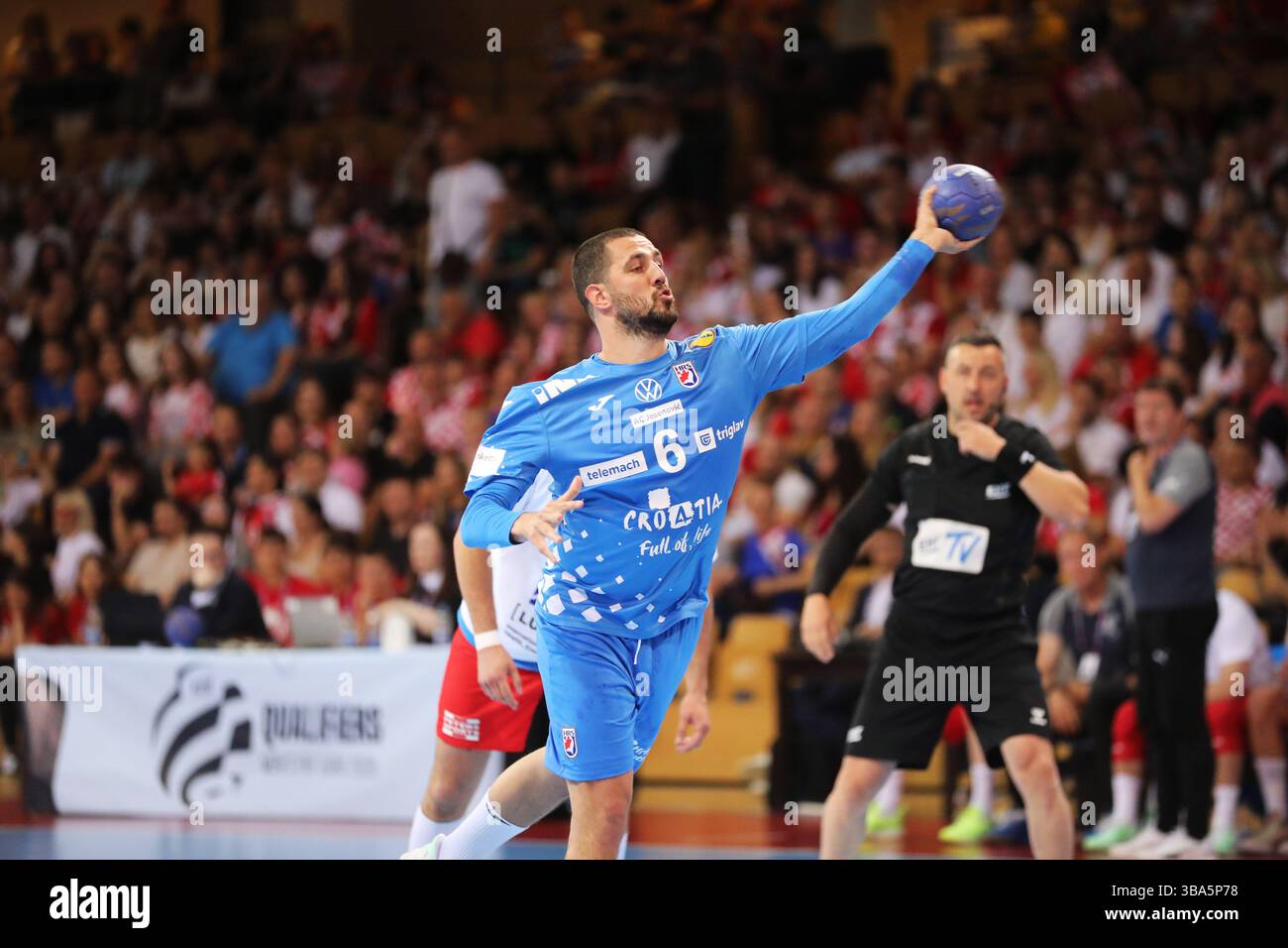 (250512) -- RIJEKA, 12 maggio 2025 (Xinhua) -- Mario Sostaric della Croazia spara durante la partita maschile di qualificazione EHF EURO 2026 fase 2 tra Croazia e Lussemburgo a fiume, Croazia, l'11 maggio 2025. (Goran Kovacic/PIXSELL tramite Xinhua) Foto Stock