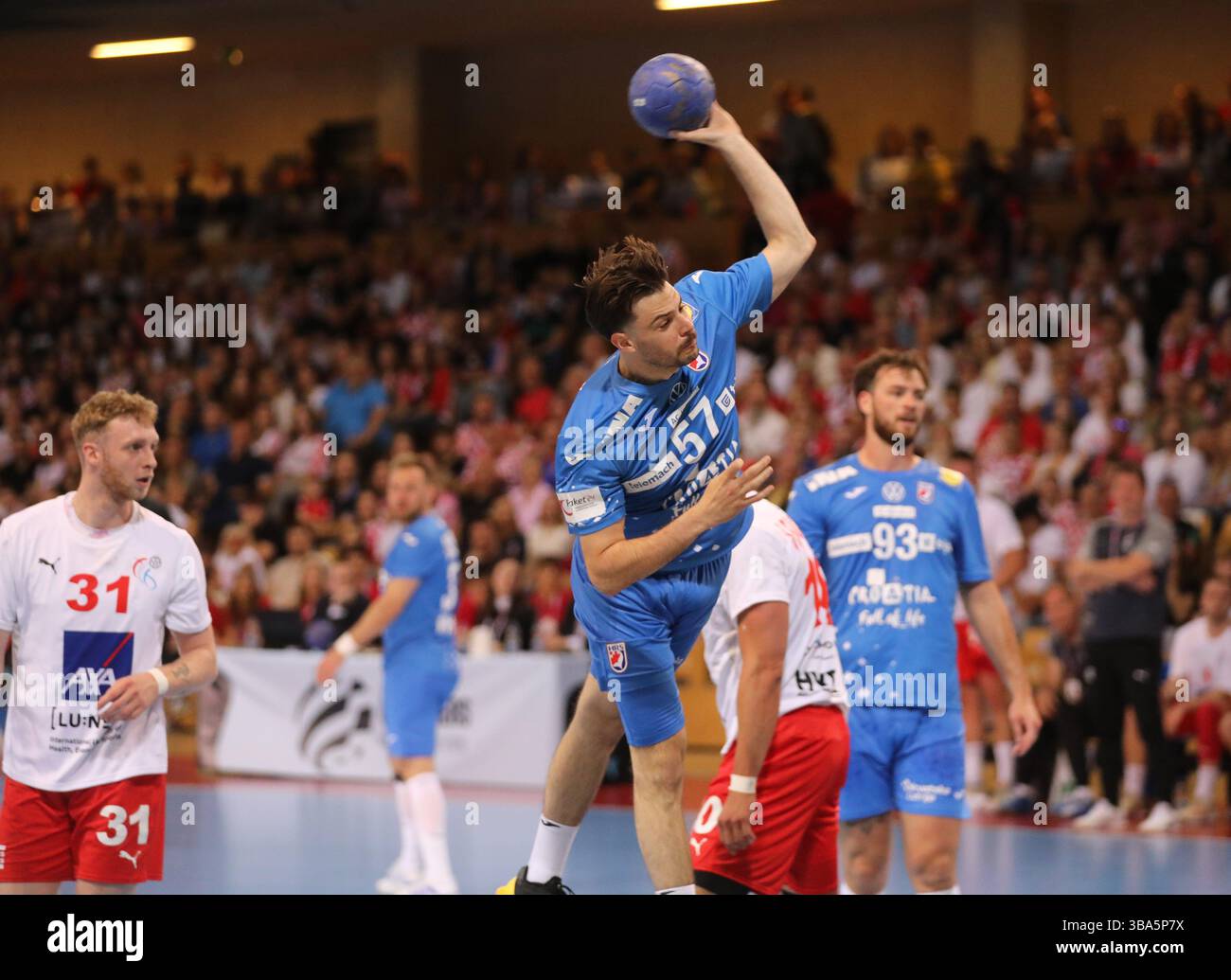 (250512) -- RIJEKA, 12 maggio 2025 (Xinhua) -- Filip Glavas (C) della Croazia spara durante la partita maschile di qualificazione EHF EURO 2026 fase 2 tra Croazia e Lussemburgo a Rijeka, Croazia, l'11 maggio 2025. (Goran Kovacic/PIXSELL tramite Xinhua) Foto Stock