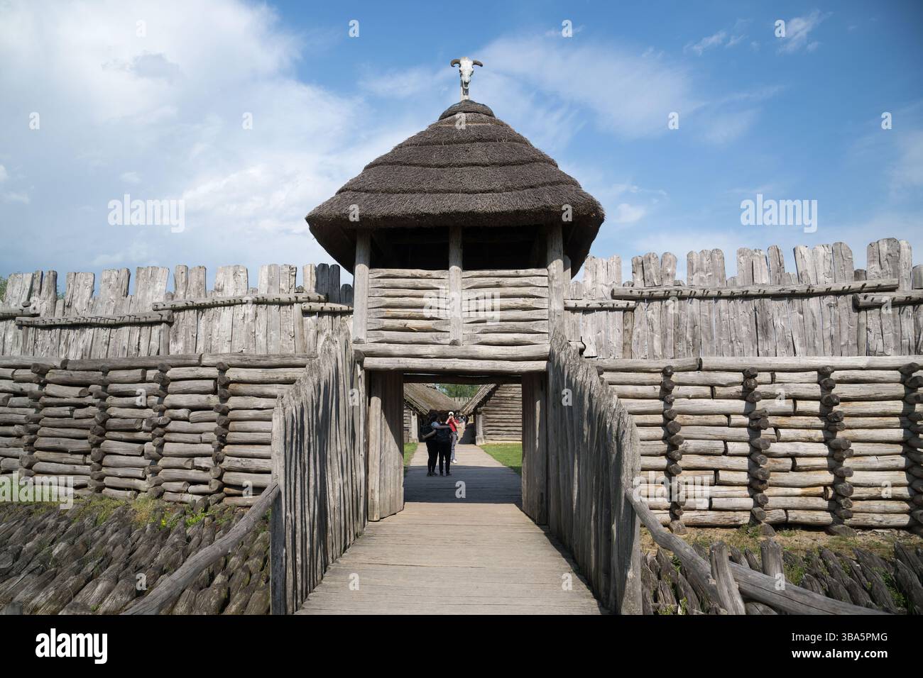 Sito archeologico e un modello a grandezza naturale museo all'aria aperta dell'insediamento fortificato dell'età del ferro a Biskupin, Polonia © Wojciech Strozyk / Alamy Stock Photo Foto Stock
