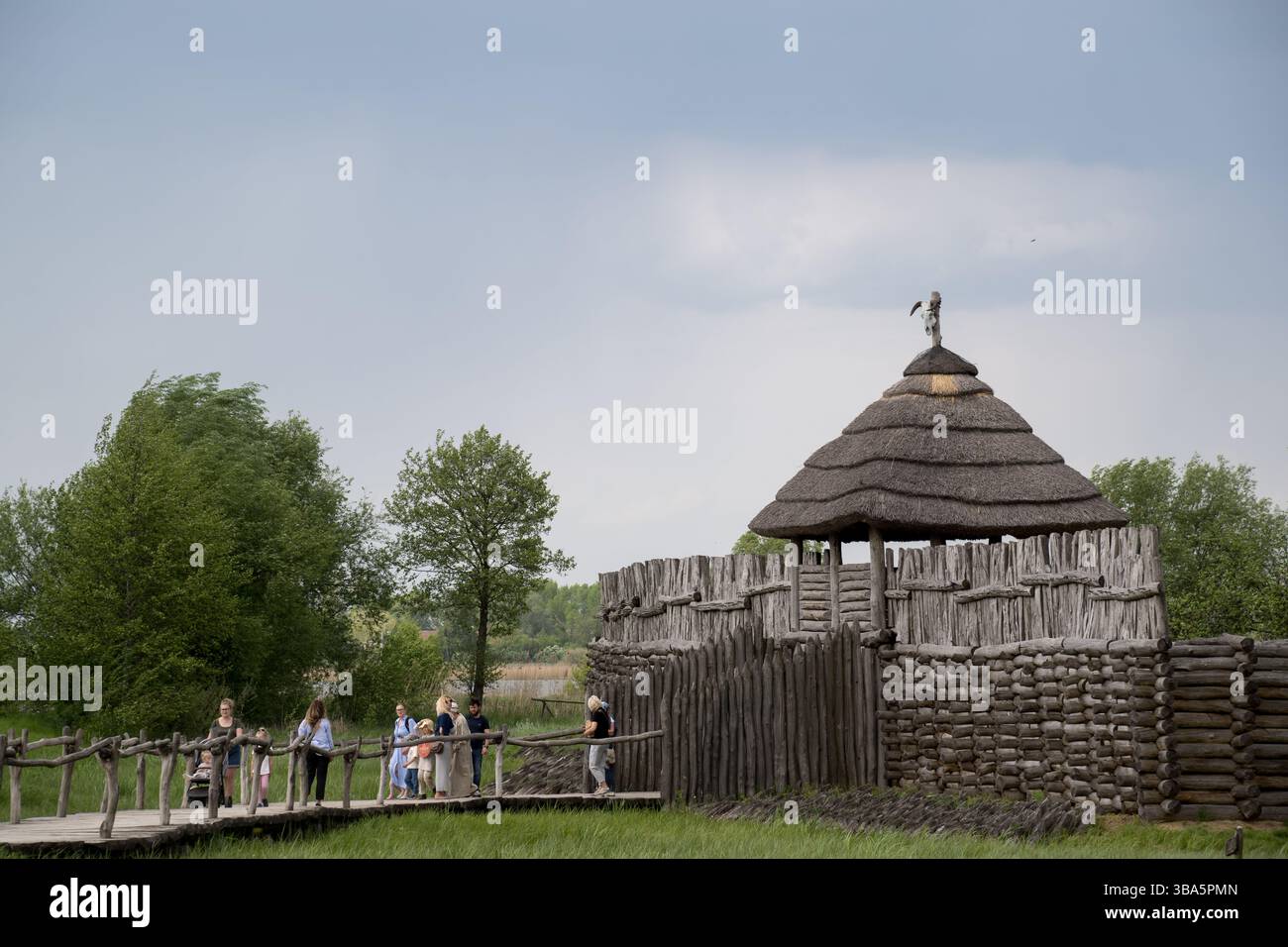 Sito archeologico e un modello a grandezza naturale museo all'aria aperta dell'insediamento fortificato dell'età del ferro a Biskupin, Polonia © Wojciech Strozyk / Alamy Stock Photo Foto Stock