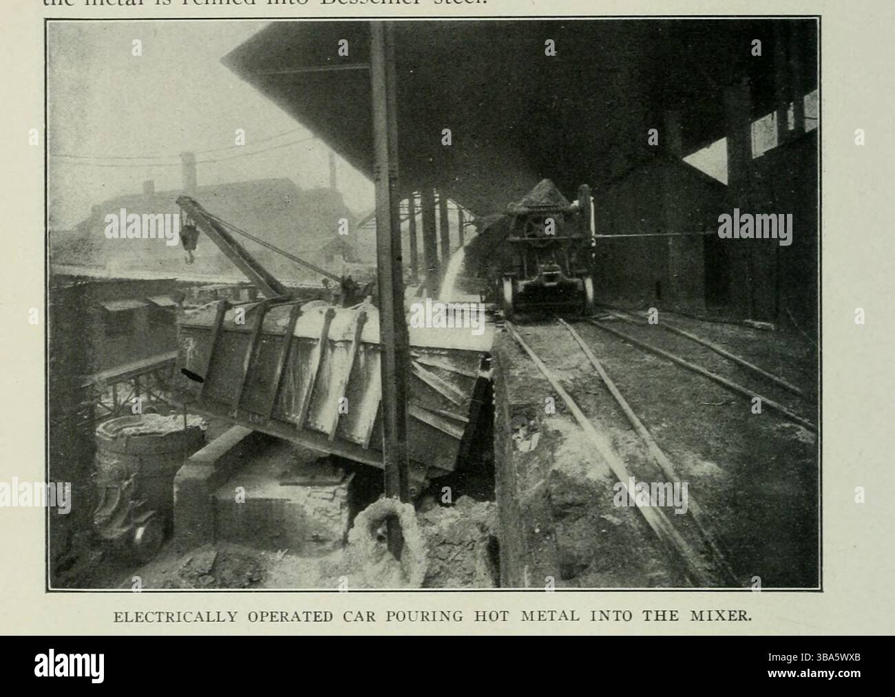 AUTO AD AZIONAMENTO ELETTRICO CHE VERSA METALLO CALDO NEL MISCELATORE. Dall'articolo ELETTRICITÀ NELLA MODERNA FABBRICAZIONE DELL'ACCIAIO. Di John Hays Smith della rivista Engineering dedicata al progresso industriale volume XXIV ottobre 1902 - marzo 1903 The Engineering Magazine Co Foto Stock