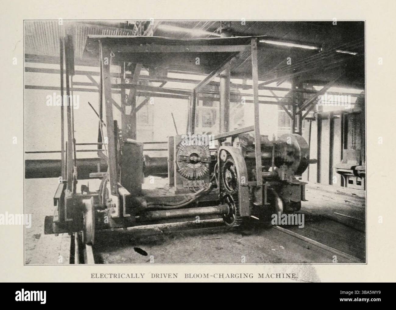 Macchina di ricarica per fioritura ad azionamento elettrico dall'articolo ELETTRICITÀ NELLA MODERNA FABBRICAZIONE DELL'ACCIAIO. Di John Hays Smith della rivista Engineering dedicata al progresso industriale volume XXIV ottobre 1902 - marzo 1903 The Engineering Magazine Co Foto Stock