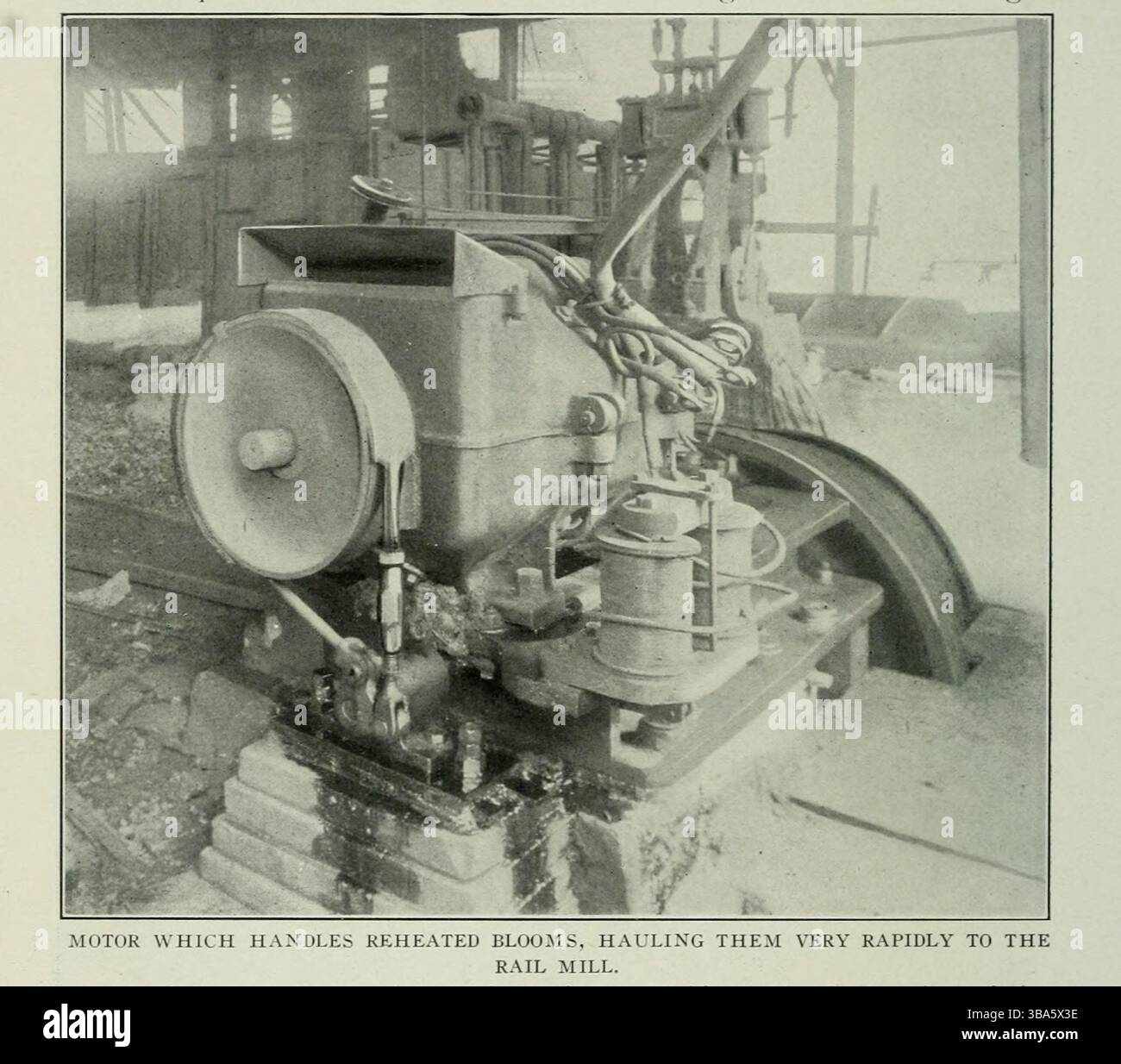 Motore che gestisce I FIORI riscaldati, TRASPORTANDOLI MOLTO RAPIDAMENTE AL MULINO. Dall'articolo ELETTRICITÀ NELLA MODERNA FABBRICAZIONE DELL'ACCIAIO. Di John Hays Smith della rivista Engineering dedicata al progresso industriale volume XXIV ottobre 1902 - marzo 1903 The Engineering Magazine Co Foto Stock