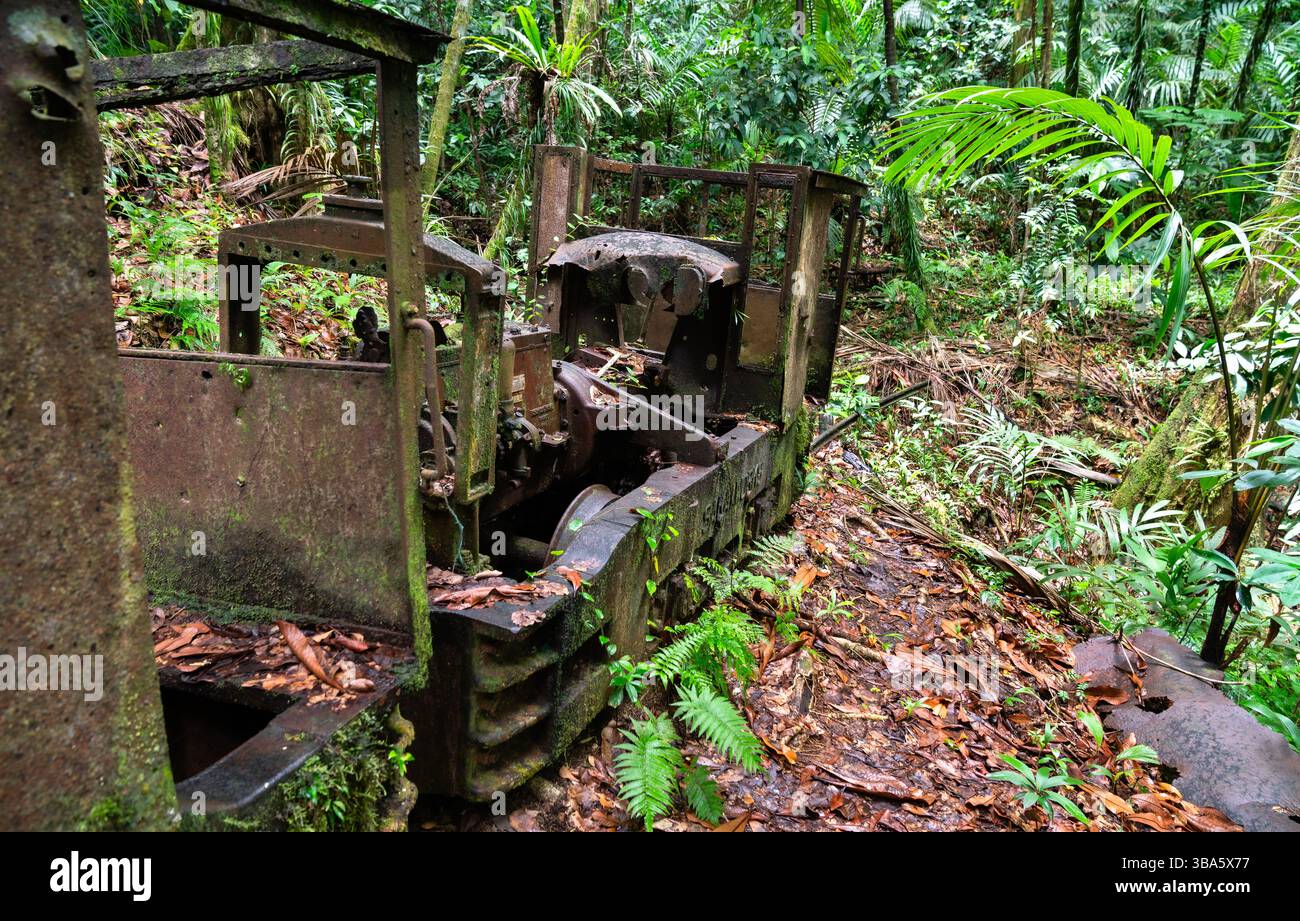 Locomotiva arrugginita abbandonata, cresciuta nella giungla tropicale di Palau sull'isola di Babeldaob Foto Stock