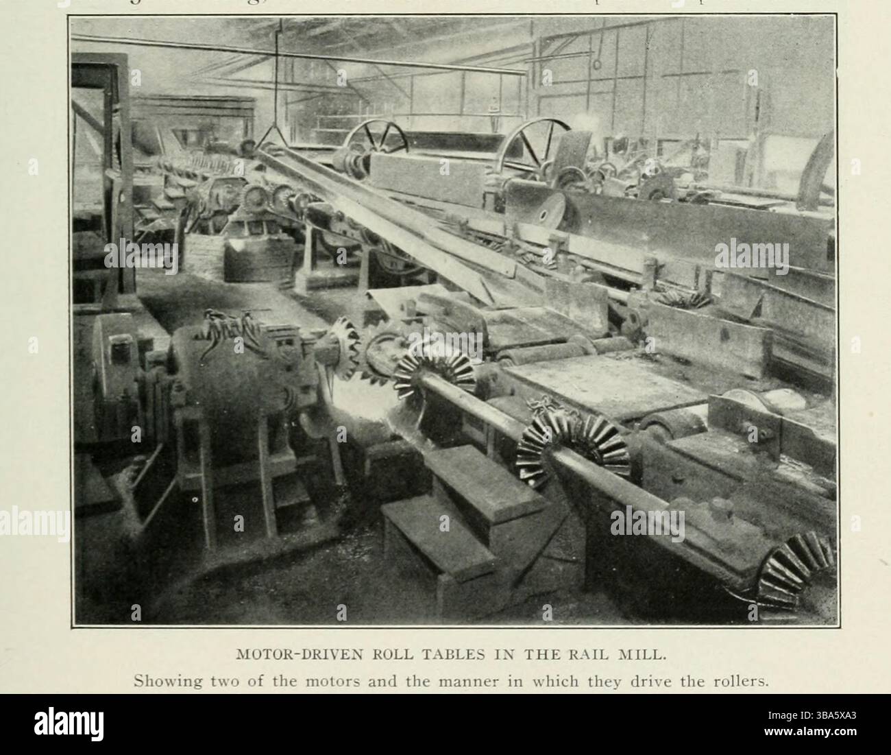 TAVOLE ROTANTI AZIONATE DA MOTORE NEL MULINO A ROTAIA. Mostrando due dei motori e il modo in cui azionano i rulli. Dall'articolo ELETTRICITÀ NELLA MODERNA FABBRICAZIONE DELL'ACCIAIO. Di John Hays Smith della rivista Engineering dedicata al progresso industriale volume XXIV ottobre 1902 - marzo 1903 The Engineering Magazine Co Foto Stock