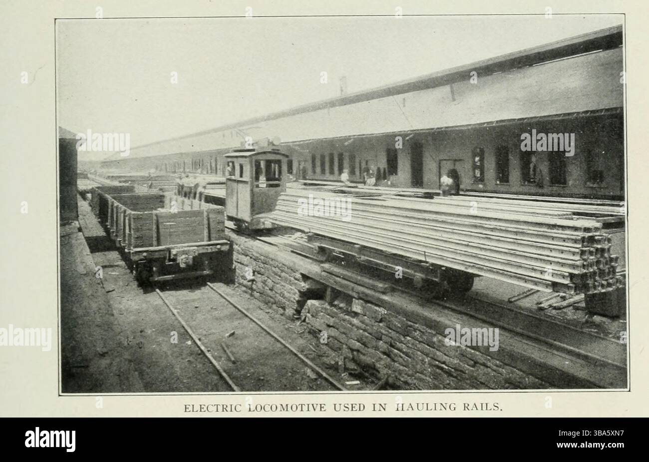 LOCOMOTIVA ELETTRICA UTILIZZATA NEI BINARI DI ANCORAGGIO. Dall'articolo ELETTRICITÀ NELLA MODERNA FABBRICAZIONE DELL'ACCIAIO. Di John Hays Smith della rivista Engineering dedicata al progresso industriale volume XXIV ottobre 1902 - marzo 1903 The Engineering Magazine Co Foto Stock