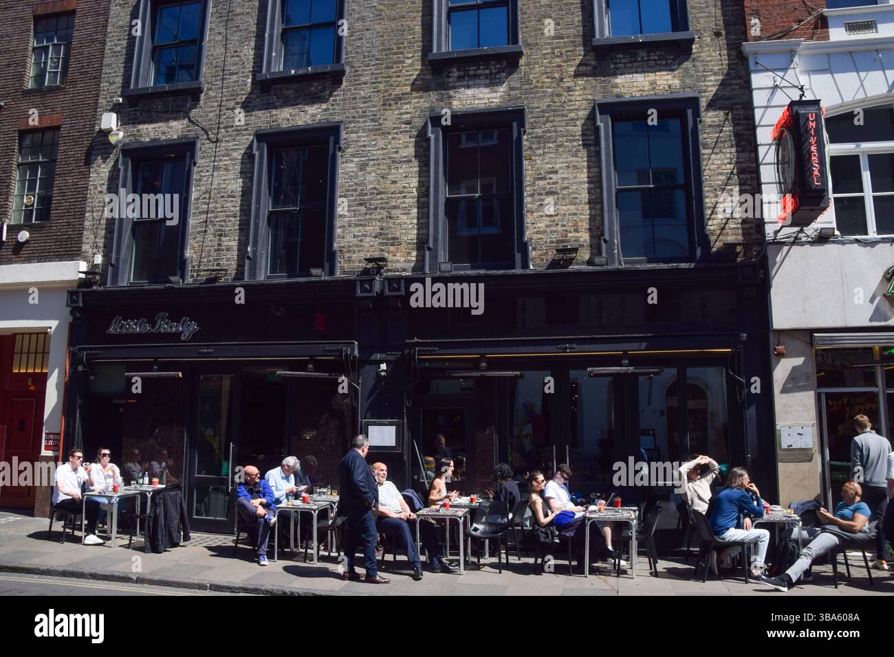 Londra, Regno Unito. 9 maggio 2025. Le persone si siedono fuori dal ristorante Little Italy in Frith Street a Soho credito: Vuk Valcic/Alamy Foto Stock