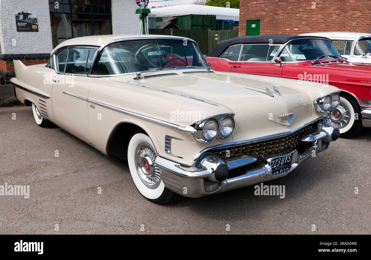 Vista frontale di tre quarti di a Cream, 1958, Cadillac Deville, in mostra al Brooklands Museum durante l'Easter Classic Gathering Foto Stock