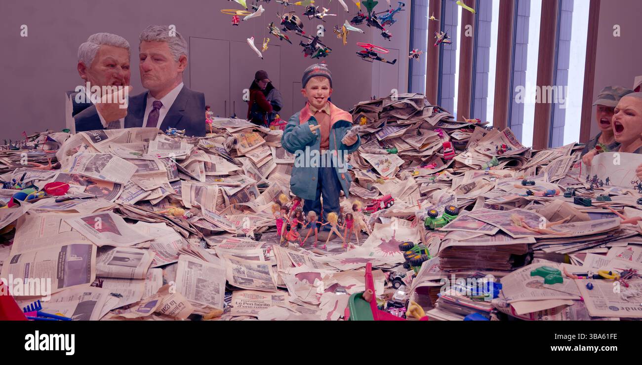 Assemblaggio caotico di giornali, giocattoli e sculture surreali in strategie en Chambre di Wang Du, presso il M+ Museum Foto Stock
