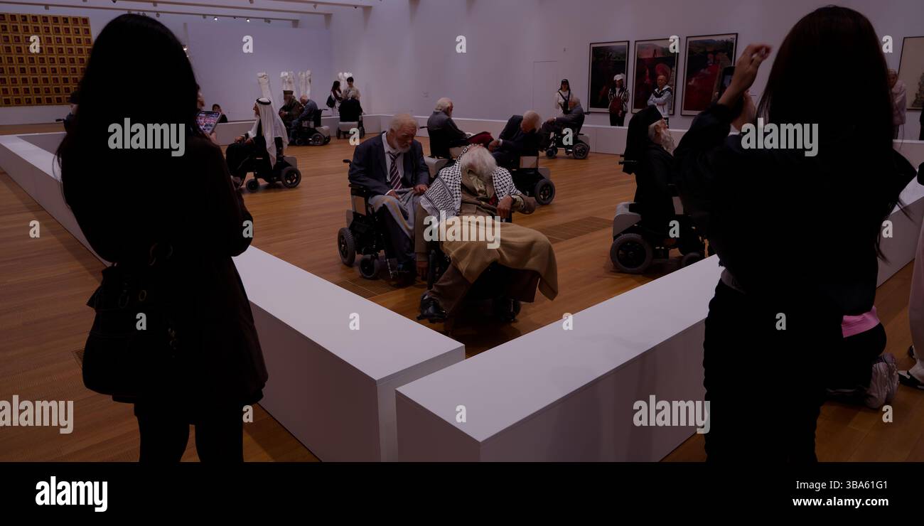 I visitatori interagiscono con la inquietante installazione "Old Persons Home" di Sun Yuan e Peng Yu Foto Stock