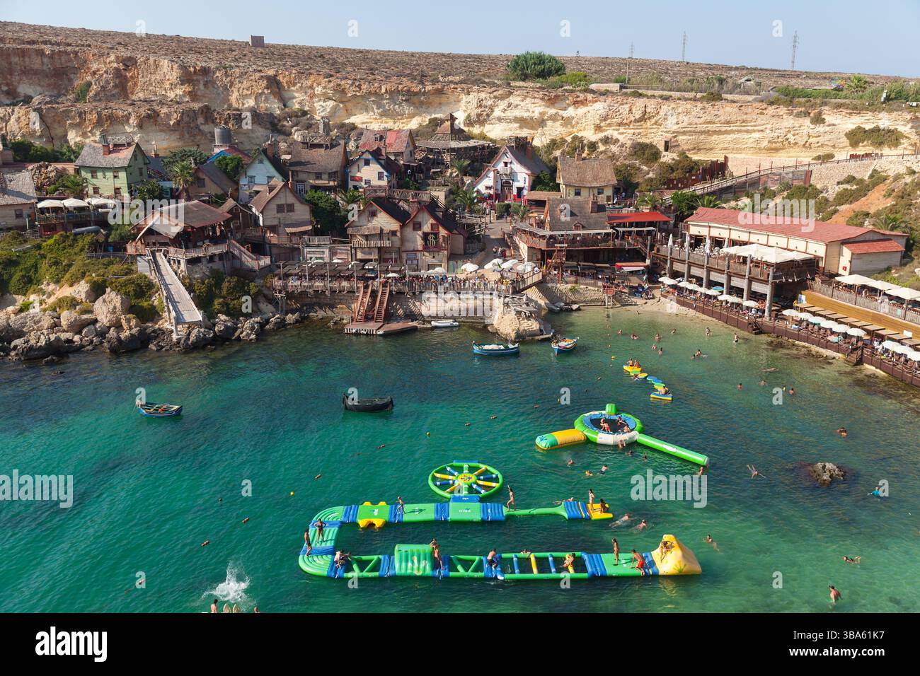 Mellieha, Malta - 25 agosto 2019: Vista aerea del villaggio di braccio di ferro, noto anche come villaggio di Sweethaven, un villaggio appositamente costruito per set cinematografici che è stato costruito Foto Stock
