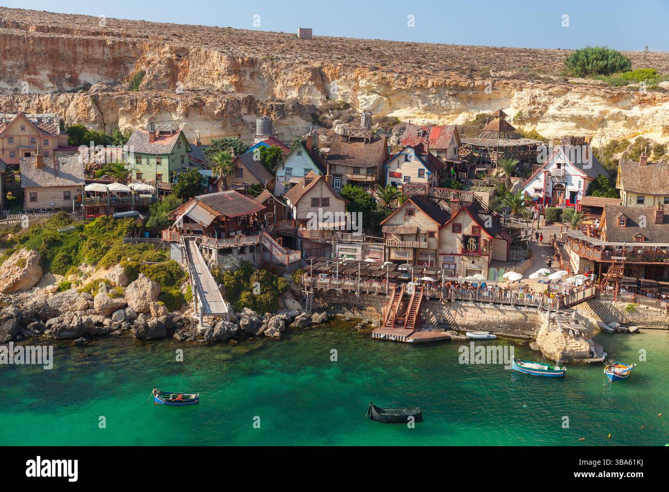 Mellieha, Malta - 25 agosto 2019: Vista dall'alto del villaggio di braccio di ferro, noto anche come Sweethaven Village, un villaggio appositamente costruito per set cinematografici che è stato truffato Foto Stock