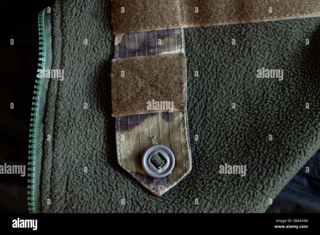 Giacca militare con bottoni, maglione militare caldo dall'Ucraina, abbigliamento militare Foto Stock