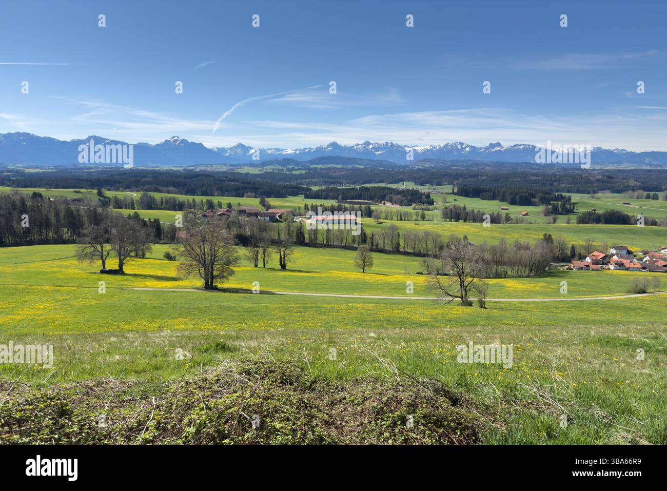 Escursionista goditi il tempo sul monte Auerberg a Stötten a. A. Bavaria, Allgäu, Germania, 19 aprile 2025. Fotografo: Peter Schatz Foto Stock