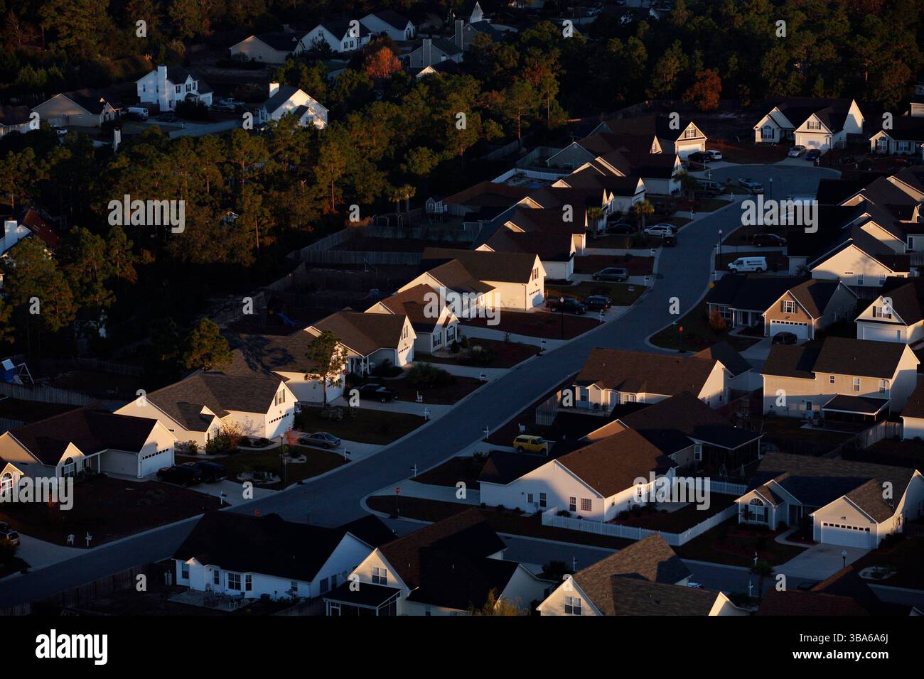 Vista aerea di un quartiere periferico all'alba. Foto Stock
