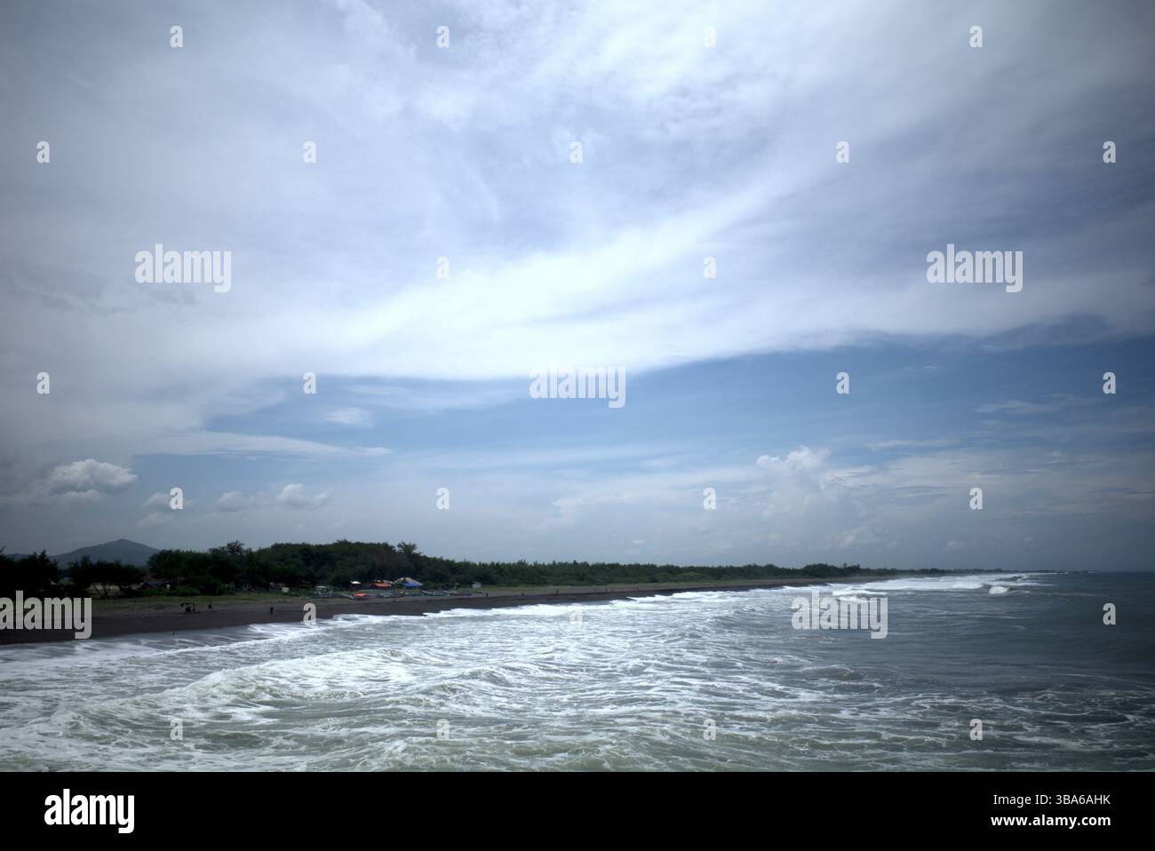 Congot Beach, Kulon Progo, Yogyakarta, Indonesia, con strutture per rompere le onde di cemento tetrapodo. Foto Stock