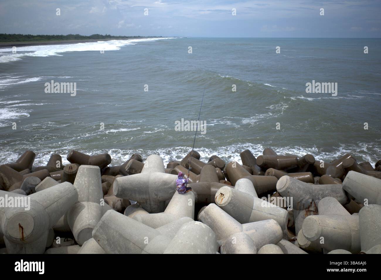 Congot Beach, Kulon Progo, Yogyakarta, Indonesia, con strutture per rompere le onde di cemento tetrapodo. Foto Stock