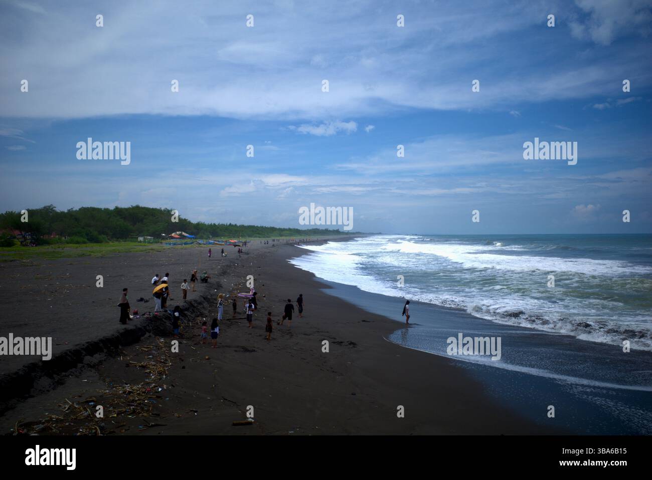 Congot Beach, Kulon Progo, Yogyakarta, Indonesia, con strutture per rompere le onde di cemento tetrapodo. Foto Stock