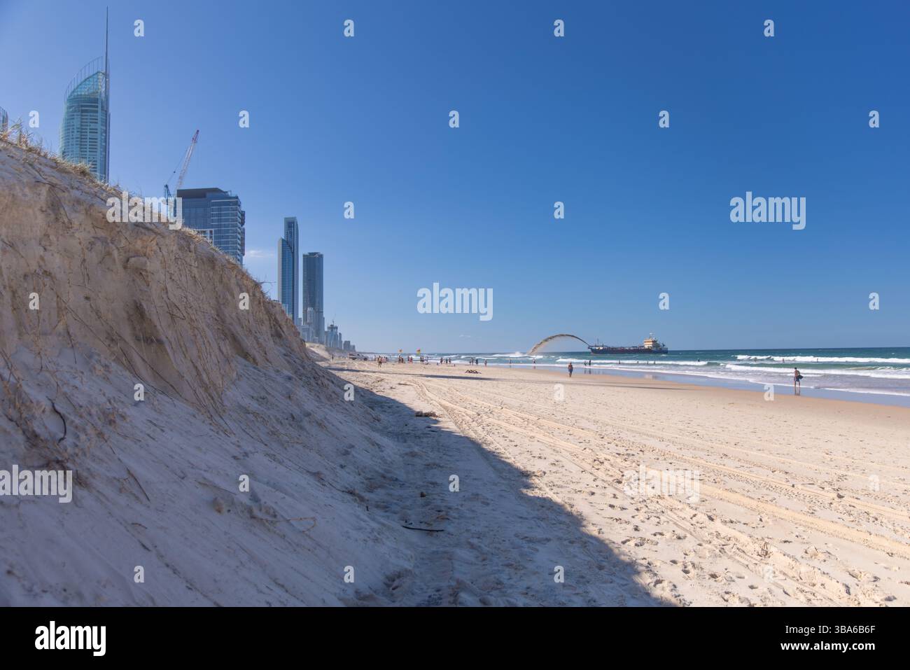 Sand Loss Surfers Paradise - Tropical Cyclone Alfred recupero dragaggio Foto Stock