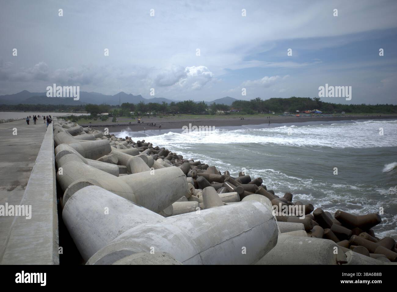 Congot Beach, Kulon Progo, Yogyakarta, Indonesia, con strutture per rompere le onde di cemento tetrapodo. Foto Stock