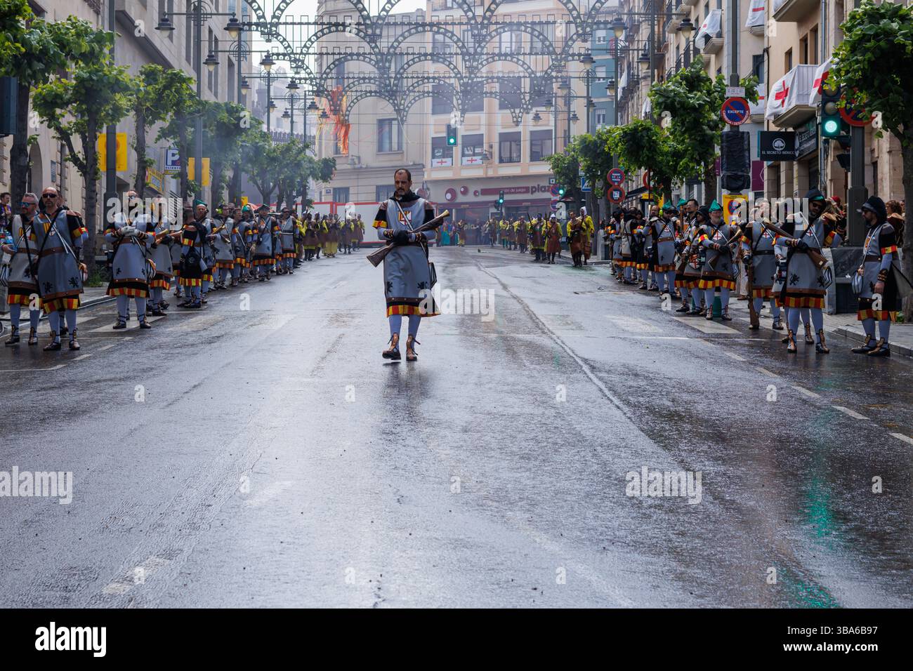 Alcoy, Spagna, 05-05-2025: Compagnia Aragonesos senza sparare dopo aver fatto esplodere un barattolo di polvere da sparo durante la festa dei Mori e dei cristiani in A Foto Stock
