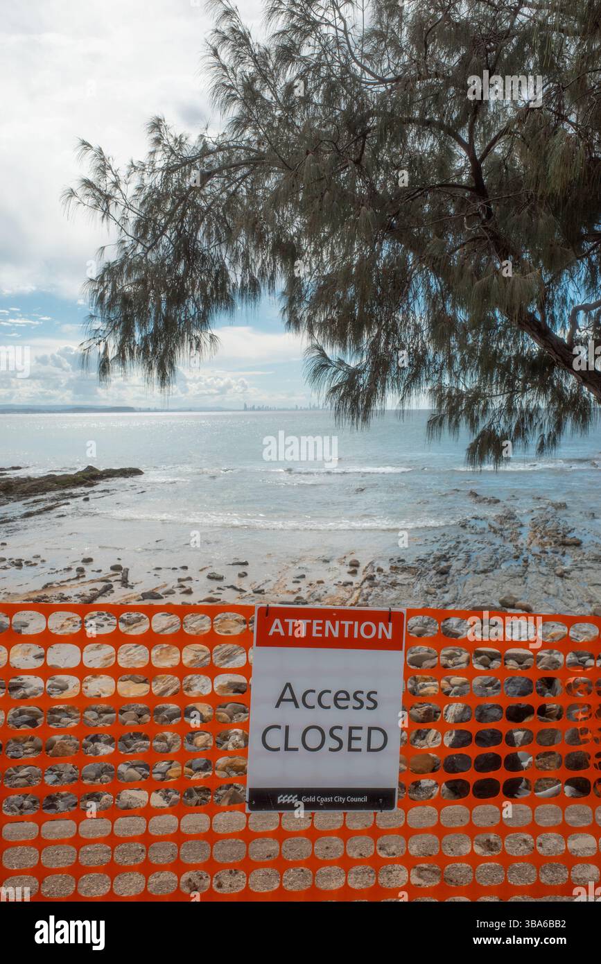 Accedi al cartello chiuso di Snapper Rocks dopo il ciclone tropicale Alfred Foto Stock