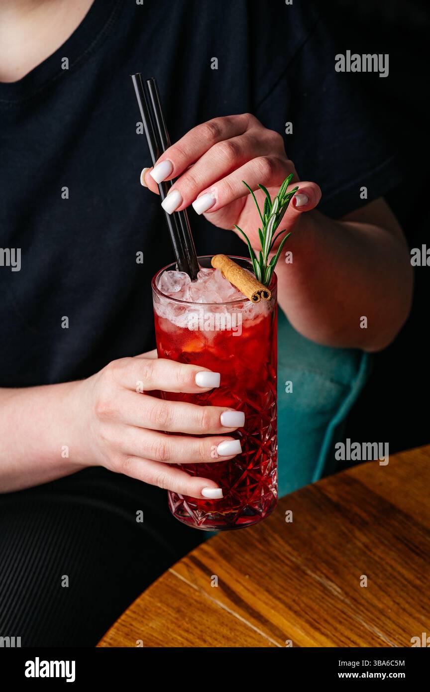limonata analcolica con ghiaccio e rosmarino Foto Stock