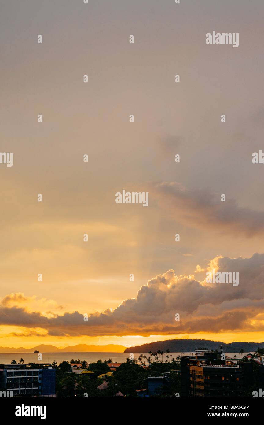 Tramonto dorato sullo skyline di Ao Nang e sul Mare delle Andamane, Krabi Foto Stock