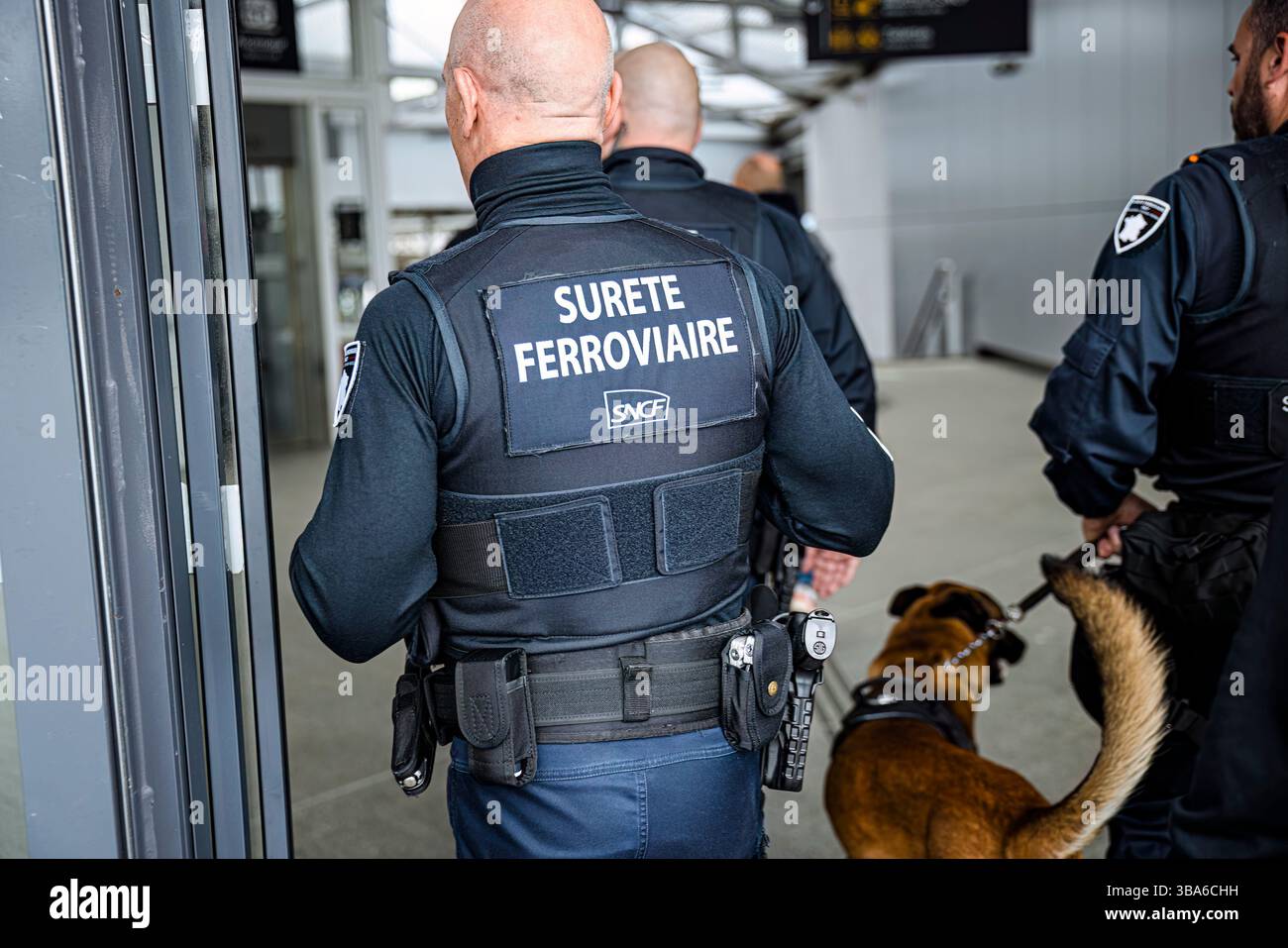 Addetti alla sicurezza ferroviaria sul campo. “Sûreté ferroviaire” (sicurezza ferroviaria) è la persona giuridica della SNCF responsabile della protezione dei passeggeri, delle proprietà e del personale Foto Stock