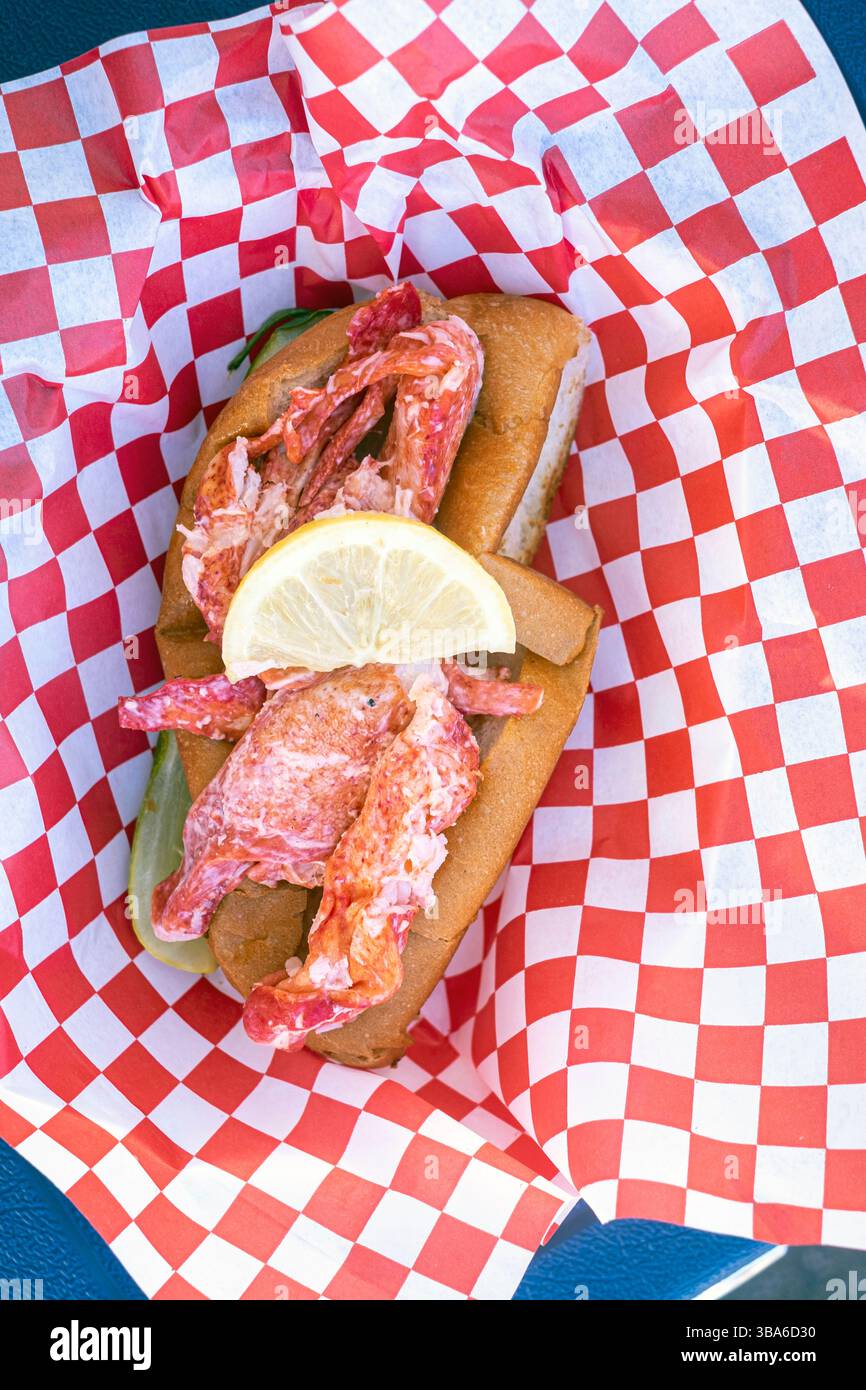 Vista ravvicinata dall'alto del rotolo di aragosta su carta a scacchi Foto Stock