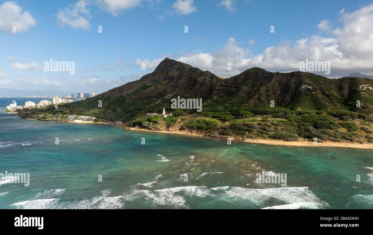 Vista aerea di Diamond Head, faro e Waikiki Foto Stock