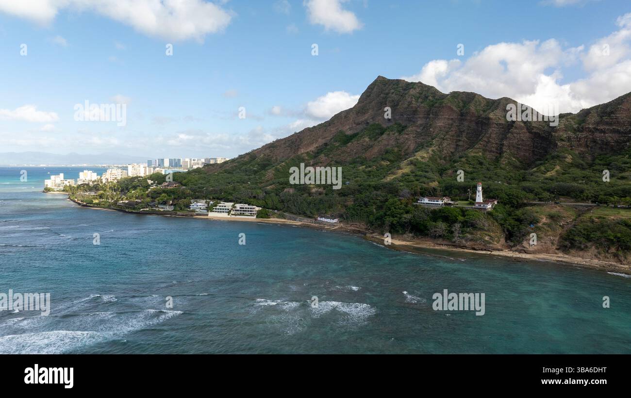 Vista aerea di Diamond Head, faro e Waikiki Foto Stock