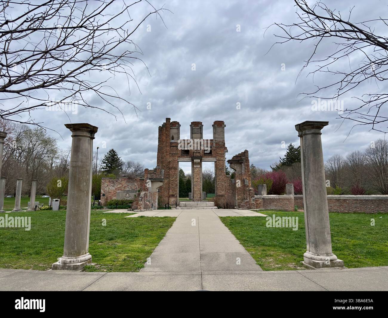 Rovine storiche in mattoni con colonne di pietra sotto il cielo nuvoloso di primavera Foto Stock