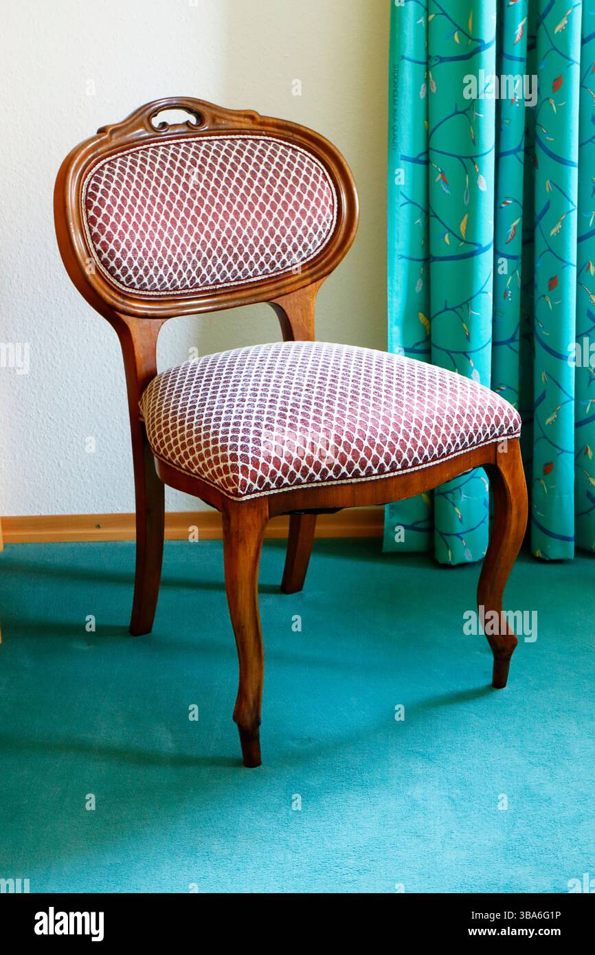 Una storica sedia Chippendale molto ben restaurata in un soggiorno Foto Stock