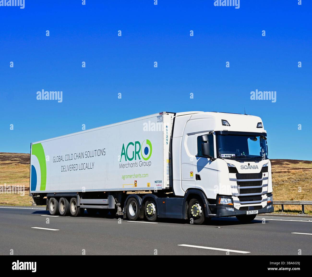 AGRO Merchants Group HGV che viaggia a velocità sostenuta sulla M6 Motorway Southbound Carriway, Shap, Cumbria, Inghilterra, Regno Unito, Europa. Foto Stock