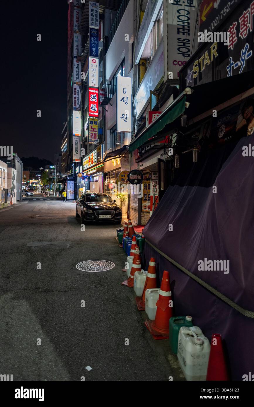 Chiuso il mercato di Namdaemun di notte, il quartiere dello shopping di Myeongdong nel centro di Seoul, capitale della Corea del Sud il 10 settembre 2021 Foto Stock