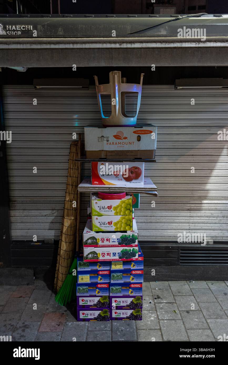 Chiuso il mercato di Namdaemun di notte, il quartiere dello shopping di Myeongdong nel centro di Seoul, capitale della Corea del Sud il 10 settembre 2021 Foto Stock