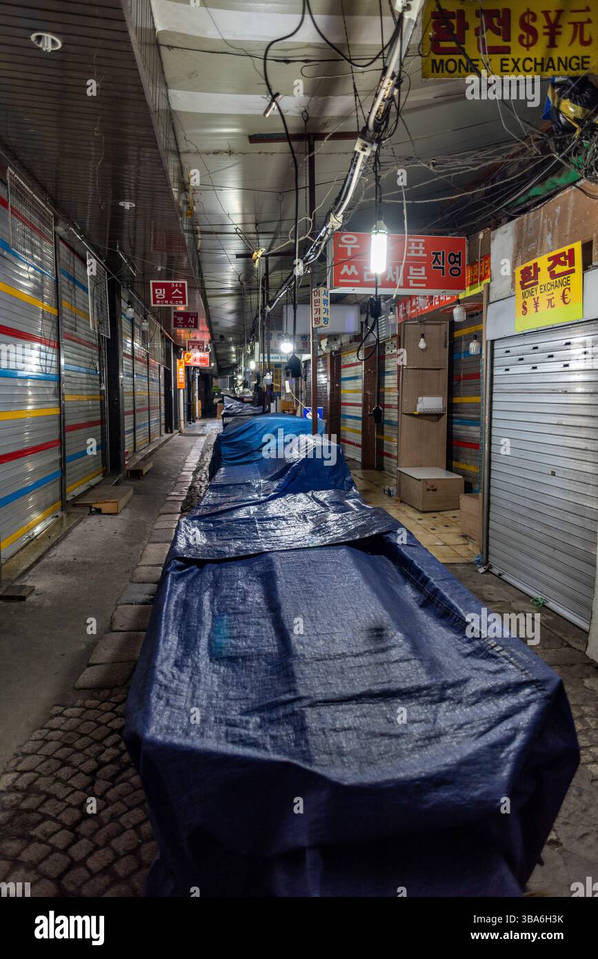 Chiuso il mercato di Namdaemun di notte, il quartiere dello shopping di Myeongdong nel centro di Seoul, capitale della Corea del Sud il 10 settembre 2021 Foto Stock