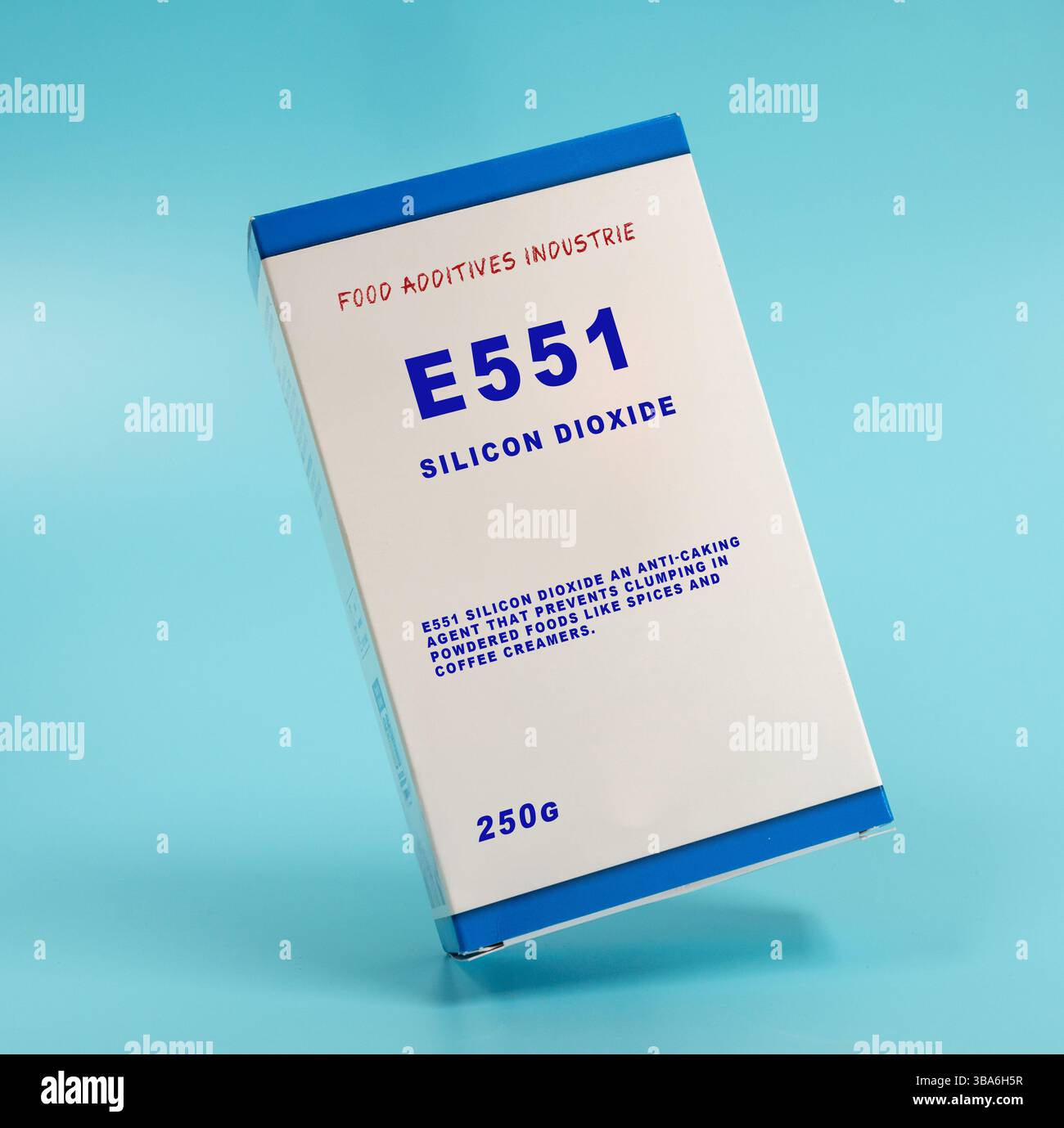 E551 il biossido di silicio è un agente antiagglomerante che impedisce l'accumulo di polveri come spezie e creme di caffè. Foto Stock