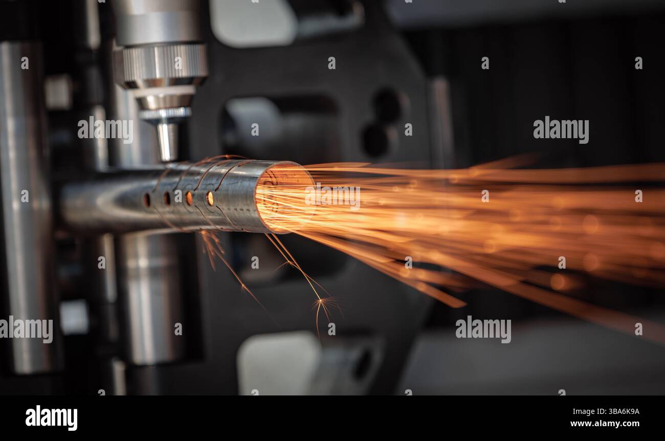 Taglio laser CNC e gas di metalli, moderna tecnologia industriale che rende dettagli industriali. L'ottica laser e il CNC vengono utilizzati per dirigere il materiale o Foto Stock