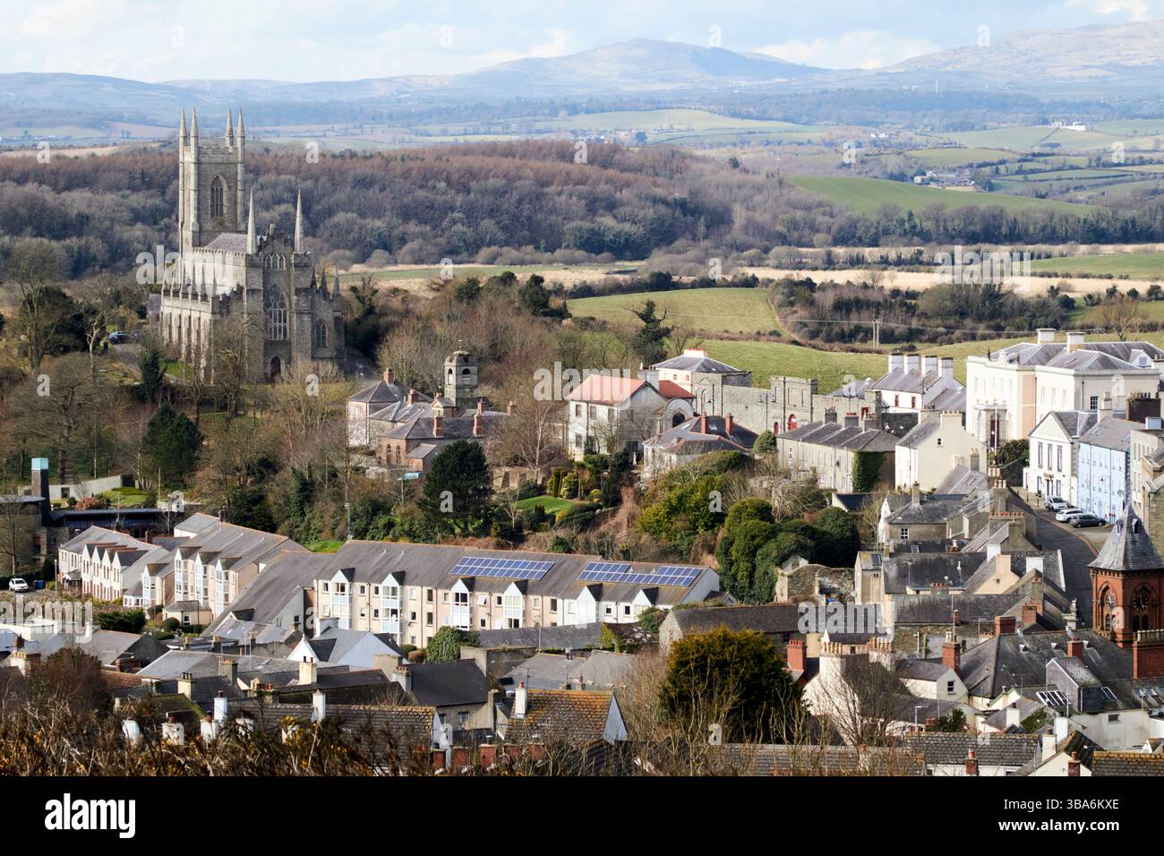 vista dalla collina di downpatrick sopra il centro città e giù per la cattedrale della chiesa d'irlanda la contea di downpatrick giù per l'irlanda del nord regno unito Foto Stock