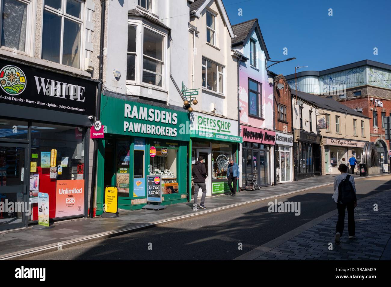 Negozi lungo Taff Street Pontypridd Galles del Sud Regno Unito Foto Stock