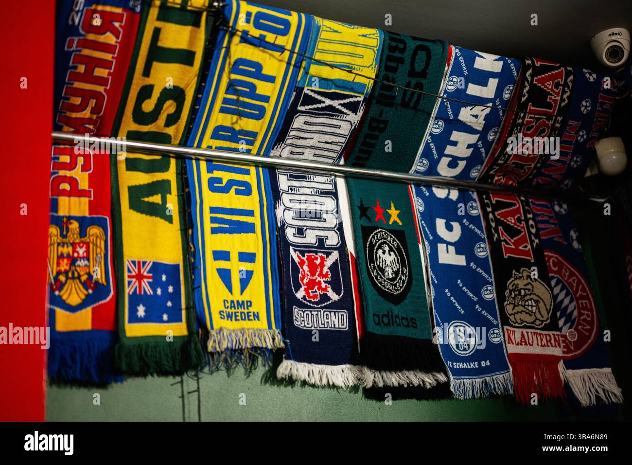 Leopoli, Ucraina - 4 maggio 2025: Sciarpe di calcio di vari paesi esposte su un rack metallico Foto Stock