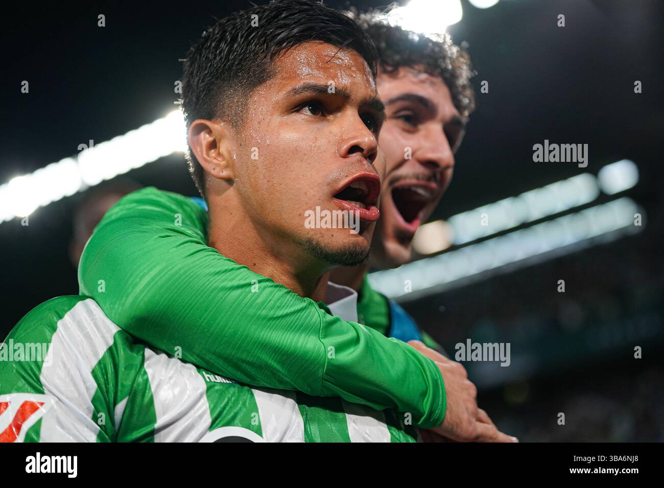 Cucho Hernandez (Real Betis) festeggia un gol durante la partita di LaLiga tra Real Betis e CA Osasuna, a Benito Villamarin l'11 maggio 2025 a Siviglia Foto Stock