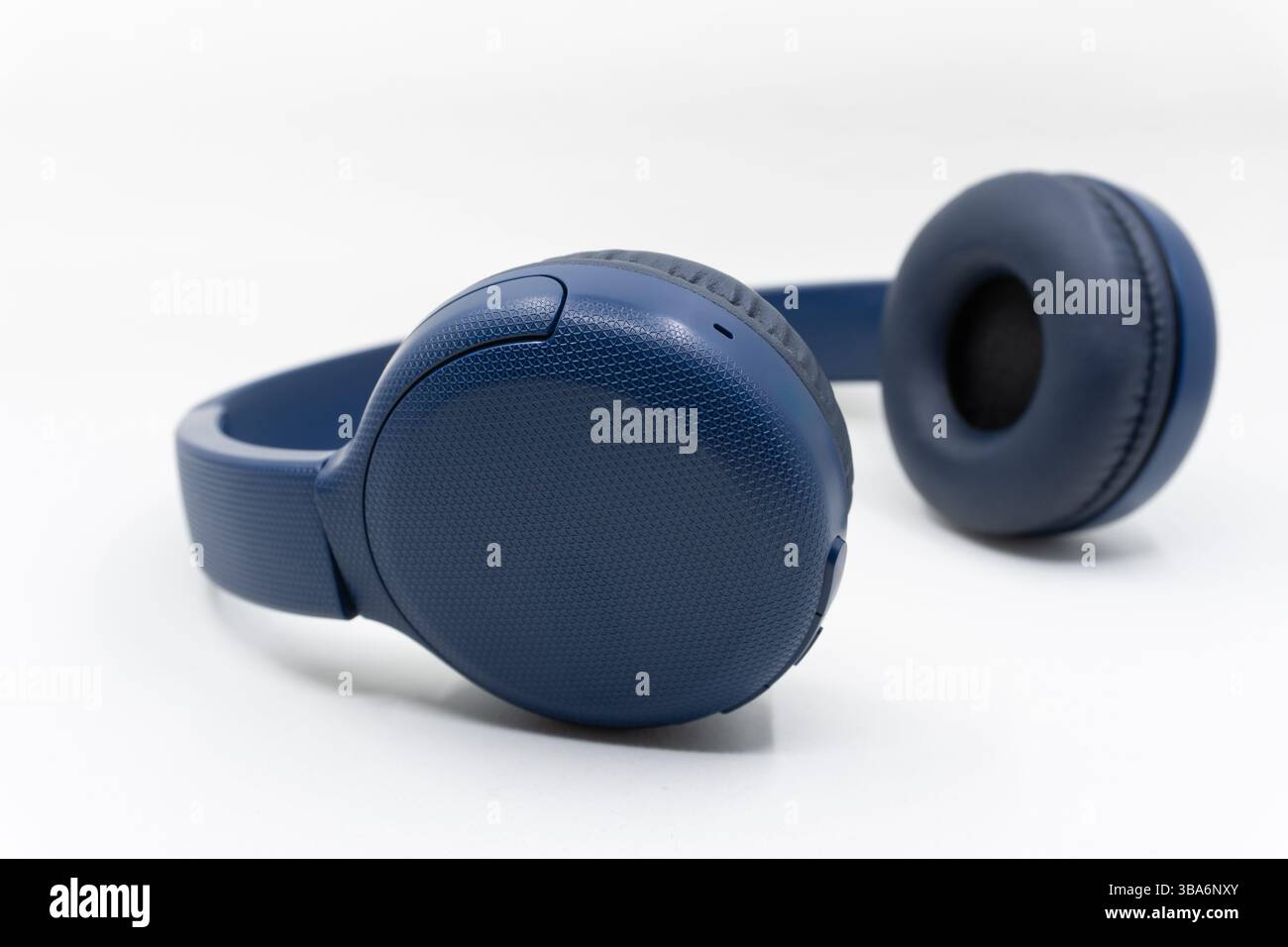 Cuffie Bluetooth di colore blu. Foto Stock