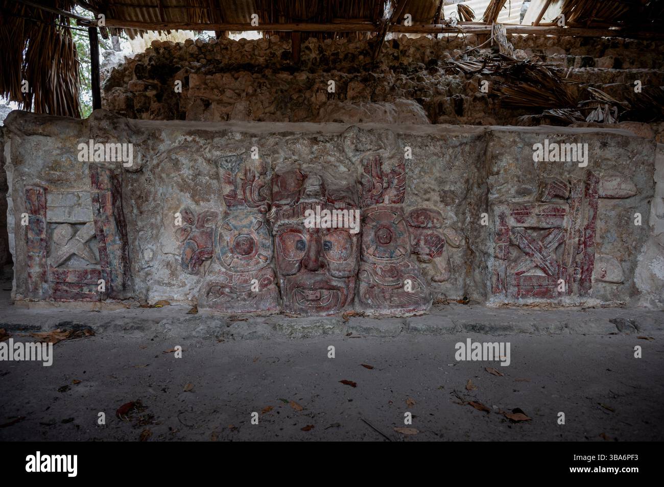 Maschere scultoree in stucco del Dio Sole, K'inich Ahau nella città maya di Edzna, Campeche, Messico Foto Stock