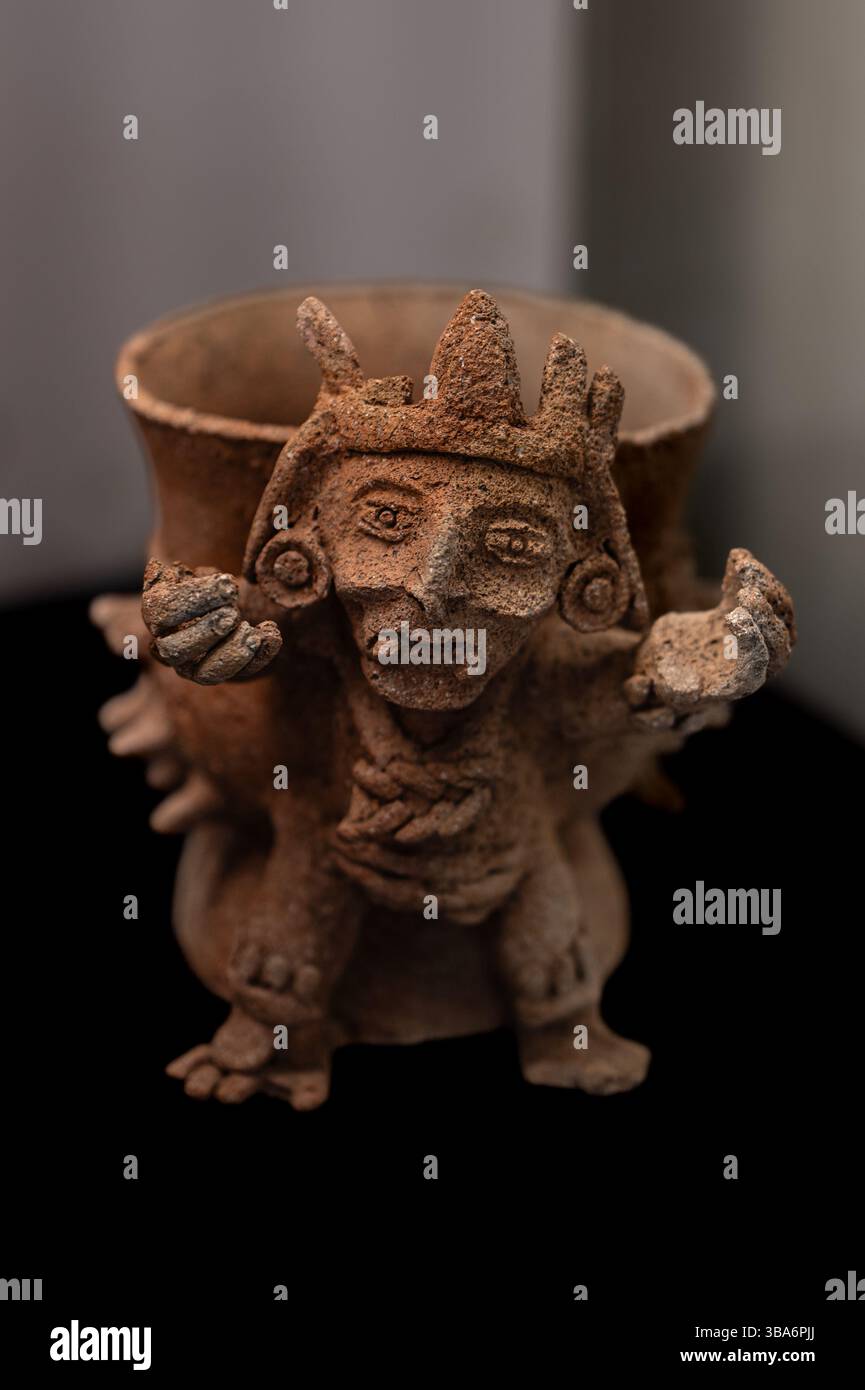 Oggetto maya grave, una statuetta come dio attaccata a una tazza Foto Stock