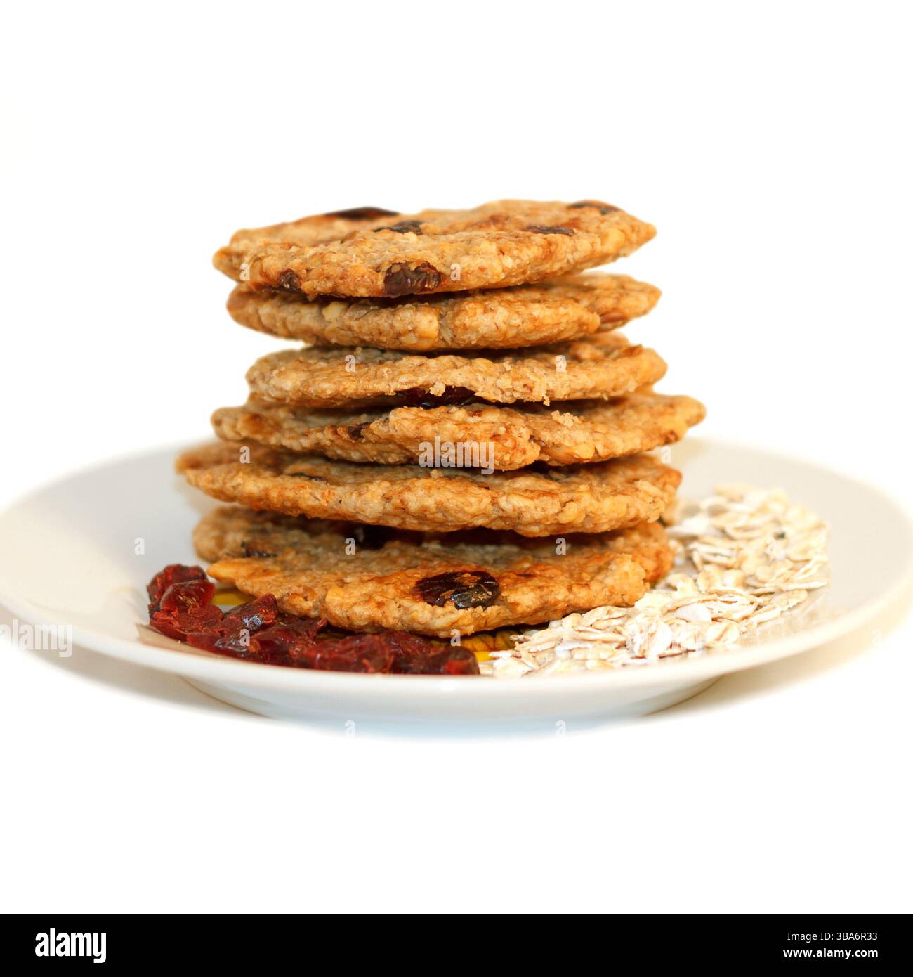 Fiocchi d'avena naturali e deliziosi con bacche cotte a casa per vegetariani su sfondo bianco, fatti a mano Foto Stock
