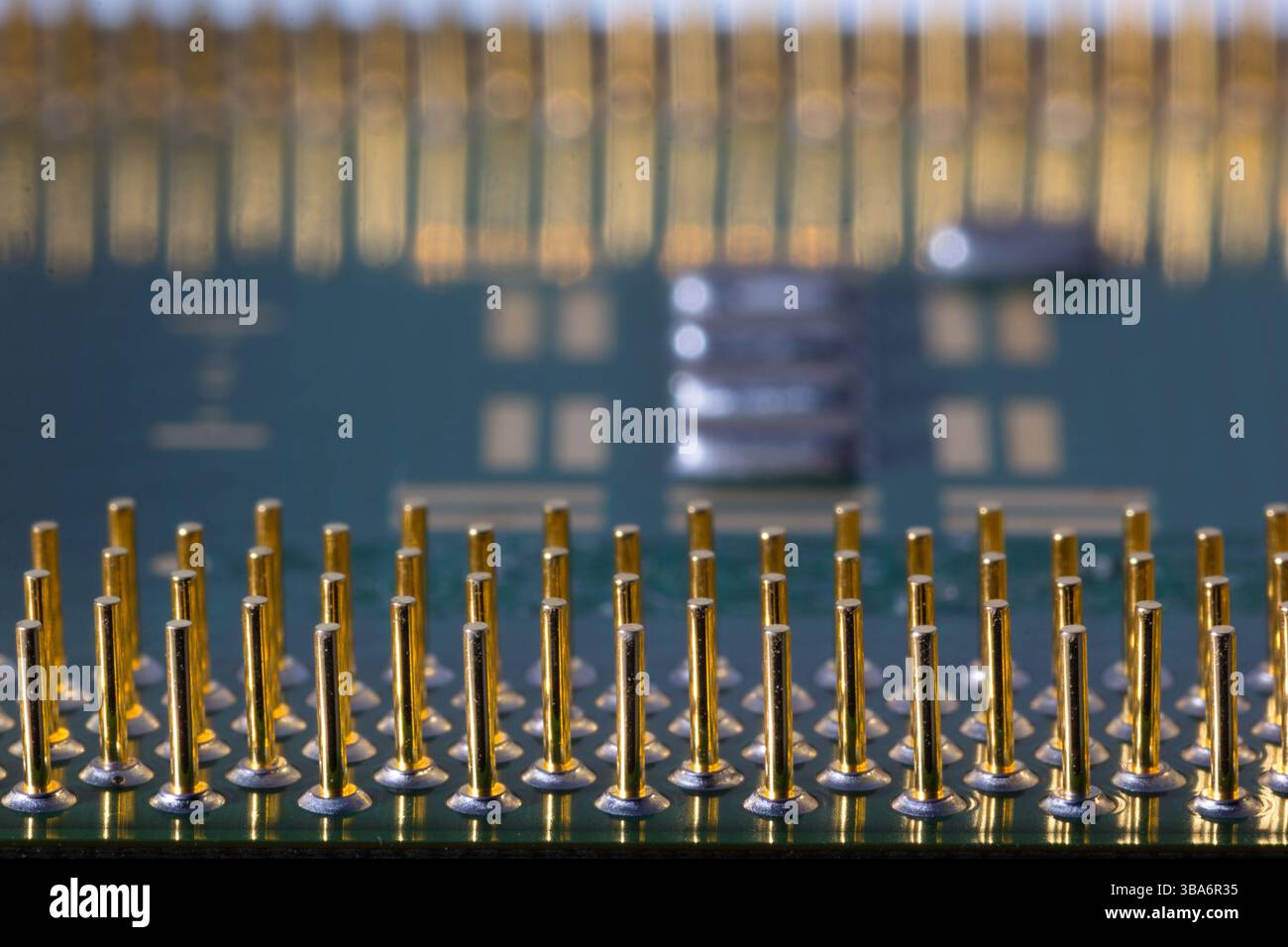 Immagine ravvicinata che mostra i componenti dettagliati su un microchip, illustra i principi di progettazione elettronica complessi e la microingegneria a livello di superficie i. Foto Stock